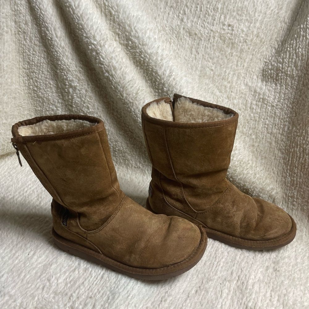 UGG Australia Mayfair Brown Suede Shearling Boots SZ6 side zipper rubber soles.